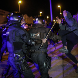 Els Mossos d'Esquadra carreguen contra els manifestants que protesten contra la presència de Núcleo Nacional a Sentmenat.