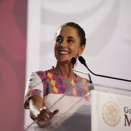 Fotografía cedida de la presidenta Claudia Sheinbaum, durante una conferencia de prensa en la ciudad de Petatlán (México).