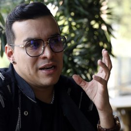 Fotografía de archivo del cantante colombiano Yeison Jiménez durante una entrevista en Medellín (Colombia).