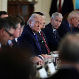 Donald Trump con diferentes ejecutivos de empresas petroleras en la Casa Blanca, este viernes.