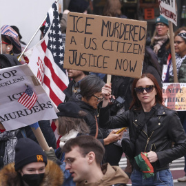 Personas marchan durante una protesta con el lema 'No a la guerra, no a los reyes, no al ICE' en Nueva York.