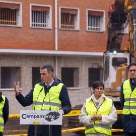 Pedro Sánchez, junto a Félix Bolaños, Isabel Rodríguez y Óscar López, este lunes en las obras de la Operación Campamento.