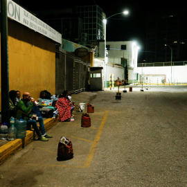 Familiares de detenidos en Venezuela esperan a las puertas de un centro penitenciario.
