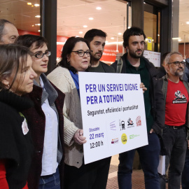 Representants de plataformes d’usuaris de transport d'arreu de Catalunya en una imatge d'arxiu