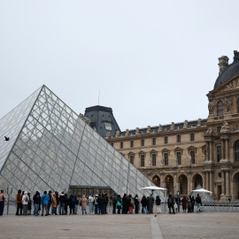 Foto de archivo de visitantes esperando la apertura del museo del Louvre.