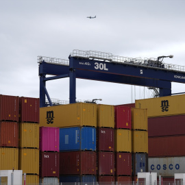 Imagen de archivo de contenedores en el Puerto de Barcelona.