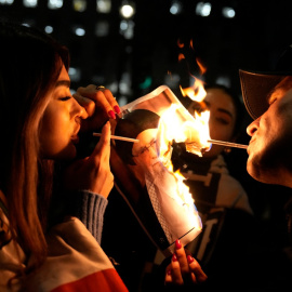 Jóvenes muestran su solidaridad con los manifestantes en Irán, durante una protesta en Londres (Reino Unido). 11/01/26