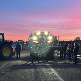 Un tractor marxant del tall de l'AP-7 a Pontòs (Alt Empordà), després del final de la protesta de la pagesia.