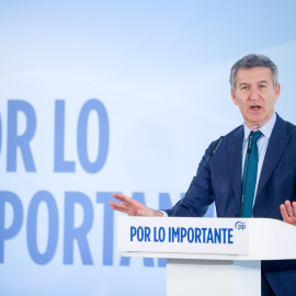 El presidente del Partido Popular, Alberto Núñez Feijóo, interviene durante un acto tras el comité de dirección nacional del PP, en el Hotel Grand Marina, a 12 de enero de 2026, en Barcelona