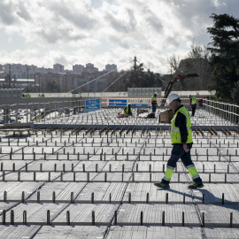 Foto de archivo de obreros trabajando en las obras de Parque Ventas, en Madrid.