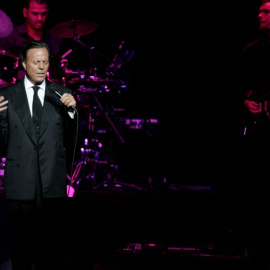 El cantante Julio Iglesias durante un concierto en Chile.