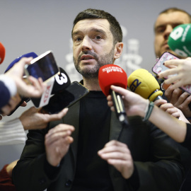 El ministro de Derechos Sociales, Consumo y Agenda 2030, Pablo Bustinduy, atiende a la prensa antes de la reunión con la Confederación Estatal de Asociaciones Vecinales.