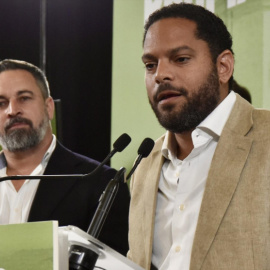 El secretario general y vicepresidente de Vox, Ignacio Garriga, acompañado de Santiago Abascal en un mitin del partido en Barcelona.