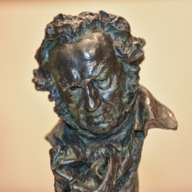 Foto detalle de la estatuilla de Goya, durante la presentación de los Premios Goya 2026.