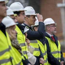 El delegado del Gobierno para la Comunidad de Madrid, Francisco Martín Aguirre, el ministro de la Presidencia, Félix Bolaños, el presidente del Gobierno, Pedro Sánchez, la ministra de Vivienda, Isabel Rodríguez, y el ministro para la Transformación Digital, Óscar López, durante el acto de demolición de los primeros edificios del acuartelamiento de Campamento, a 12 de enero de 2026, en Madrid (España). El Nuevo Barrio Campamento, que contempla la construcción de al menos 10.700 viviendas a precios asequibles en el suroeste de Madrid, toma impulso con el derribo de 57 antiguas edificaciones de uso militar.Alberto Ortega / Europa Press12/1/2026