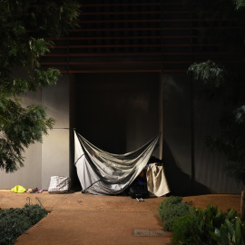 Un assentament d'una persona sense llar a Barcelona