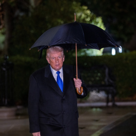 Foto de archivo de Trump hablando con la prensa al salir de la Casa Blanca.