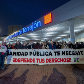 Manifestantes durante una concentración ante el Hospital de Torrejón.