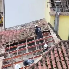 Las obras de demolición en el tejado del edificio