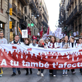 Capçalera de la manifestació dels metges d'aquest dimecres a Barcelona, per reclamar un conveni laboral propi.