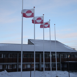 Banderas groenlandesas ondean frente al parlamento Inatsisartut en la capital, Nuuk.