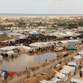 Palestinos desplazados en Khan Younis, al sur de la Franja de Gaza, este miércoles 14 de enero de 2026.