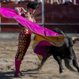 Un alumno de una escuela taurina durante una novillada (Archivo).