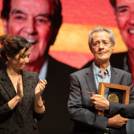 Imagen de archivo de Ramón Arcusa, del Dúo Dinámico, mientras recibe un premio, junto a la presidenta de la Comunidad de Madrid, Isabel Díaz Ayuso.