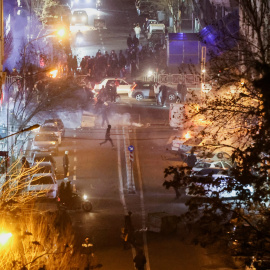 Manifestantes iraníes se reúnen en una calle de Teherán el 8 de enero de 2026.