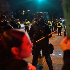 Agentes federales se enfrentan a manifestantes tras el tiroteo de un venezolano a manos del ICE, en Minnesota.