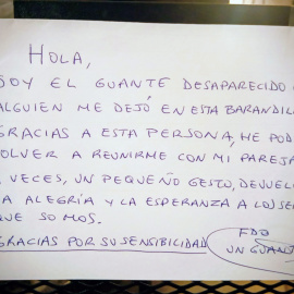 Nota en la barandilla de una escalera de un parking.