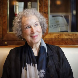 La visión de Atwood sobre el edadismos y la rivalidad entre generaciones