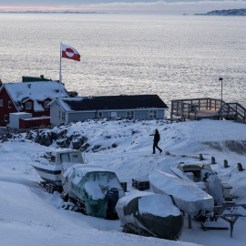 Una bandera de Groenlandia ondea en una calle de Nuuk, la capital de la isla.