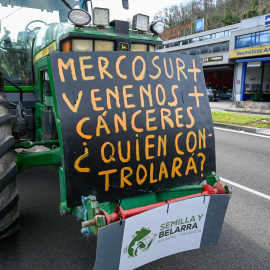 Tractor que porta una pancarta durante la protesta organizada por ENBA, EHNE Confederación y UAGN, en Irún.