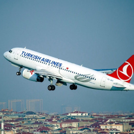 Imatge d'arxiu d'un avió de Turkish Airlines sobrevolant l'aeroport del Prat.
