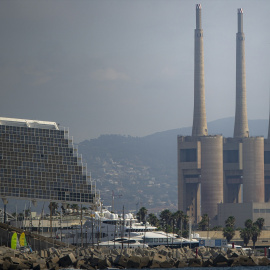 Panel solar de el Fórum de Barcelona y 'Les tres Xemenis' de San Adrià del Besòs en el puerto de Barcelona.