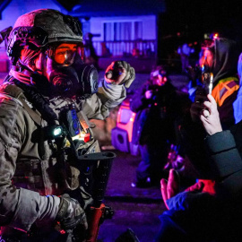 Un miembro de las fuerzas del orden en el norte de Minneapolis.