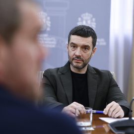 El ministro de Derechos Sociales, Consumo y Agenda 2030, Pablo Bustinduy, durante una reunión con la Confederación Estatal de Asociaciones Vecinales.