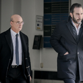 El abogado José Antonio Choclán (i), con su representado el empresario Víctor de Aldama, a la salida del Tribunal Supremo.