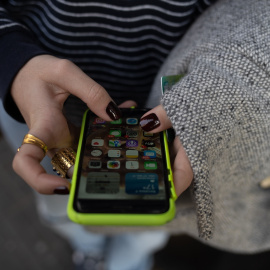 Fotografía de archivo de una persona usando el teléfono móvil.