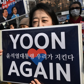 Partidarios del expresidente, Yoon Suk Yeol, frente al Tribunal del Distrito Central de Seúl.