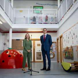 El presidente del Gobierno, Pedro Sánchez, y la ministra de Educación, Formación Profesional y Deportes, Pilar Alegría, durante una visita a la escuela municipal infantil Casa de los Niños, a 17 de septiembre de 2025.