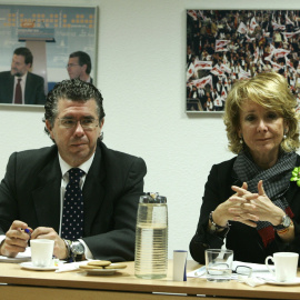 Imagen de archivo de Francisco Granados, exconsejero madrileño, y Esperanza Aguirre, expresidenta de la Comunidad de Madrid y exlíder del PP madrileño.