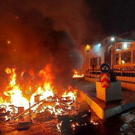 Una comisaría es incendiada durante las protestas en Teherán, Irán.