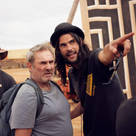 El director Oliver Laxe con el actor Sergi López, durante el rodaje de 'Sirat'.