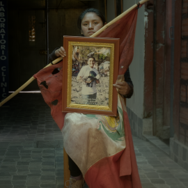 Milagros Samillán con el retrato de su hermano médico Marco, asesinado el 9 de enero de 2023 por la policía cuando atendía a un herido en las protestas.