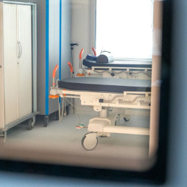 Varias camillas en un quirófano del centro hospitalario de Valence, al sureste de Francia.