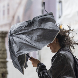 Imagen de fuertes vientos y lluvia en Santiago de Compostela (Galicia).