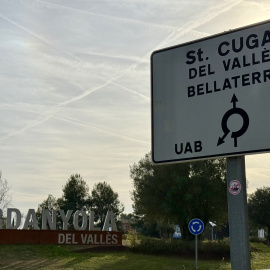 Imagen de la rotonda de acceso a Belaterra (Barcelona).