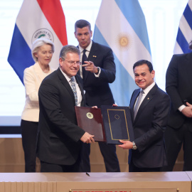 Maroš Šefčovič, comisario de Comercio de la UE, y el ministro paraguayo Rubén Ramírez en la firma del acuerdo UE-Mercosur.